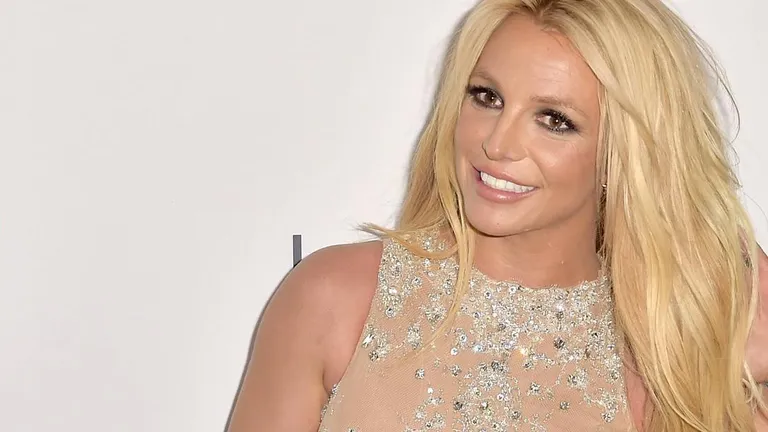 Britney Spears sends topless honeymoon greetings